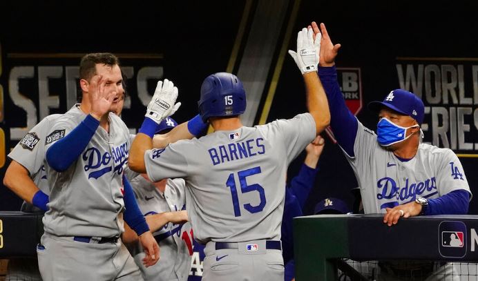 Austin Barnes celebra una jugada de los Dodgers