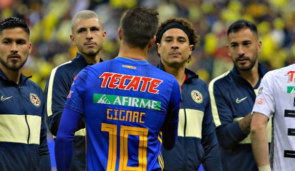 Guillermo Ochoa en saludo con Gignac