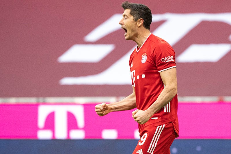 Robert Lewandowski durante un duelo con el Bayern Munich 