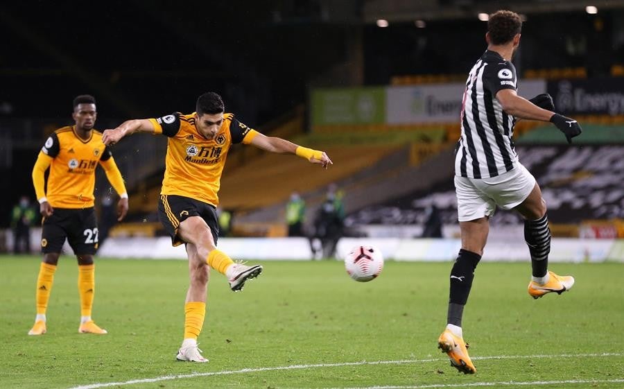 Raúl Jiménez durante un partido con Wolves