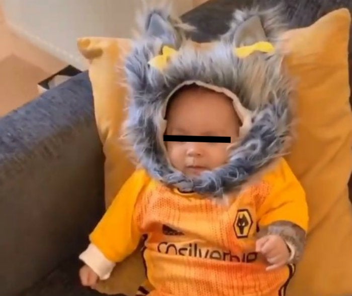 Arya disfrazada y con la playera del Wolverhampton