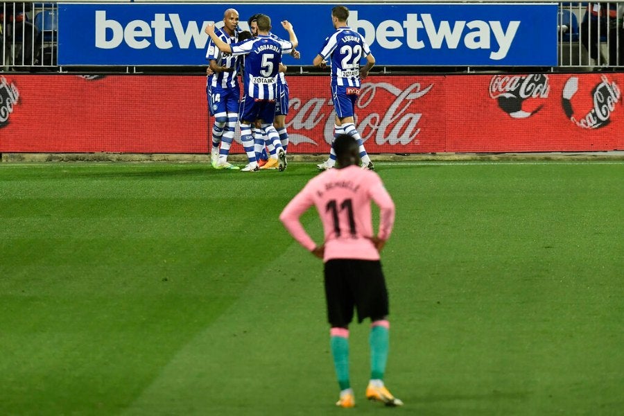 Jugadores del Alavés celebran gol vs Barcelona