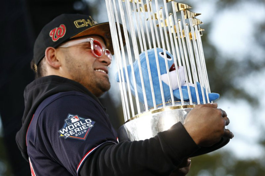 Gerardo Parra con el Baby Shark y el trofeo de la MLB