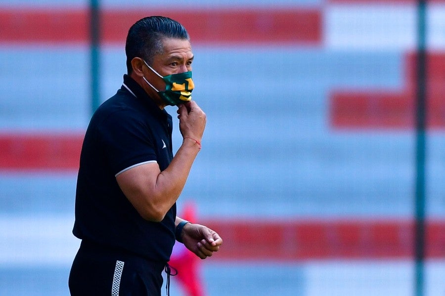 Ignacio Ambriz durante un partido con León