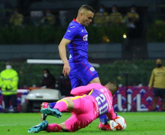 Julio González le roba la oportunidad de gol a Cabecita Rodríguez