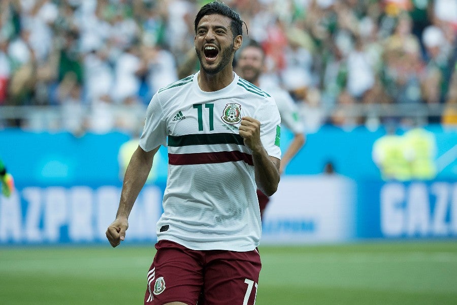 Carlos Vela durante un partido con México