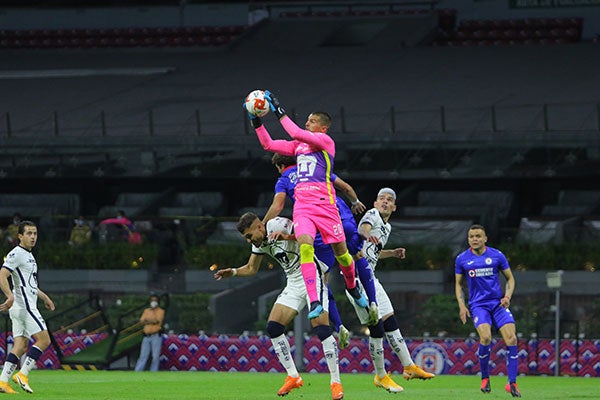 Julio González en un partido con Pumas 