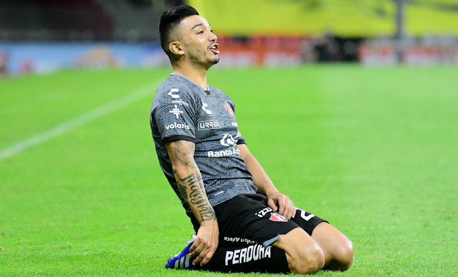 Lorenzo Reyes lamenta jugada en el Estadio Azteca