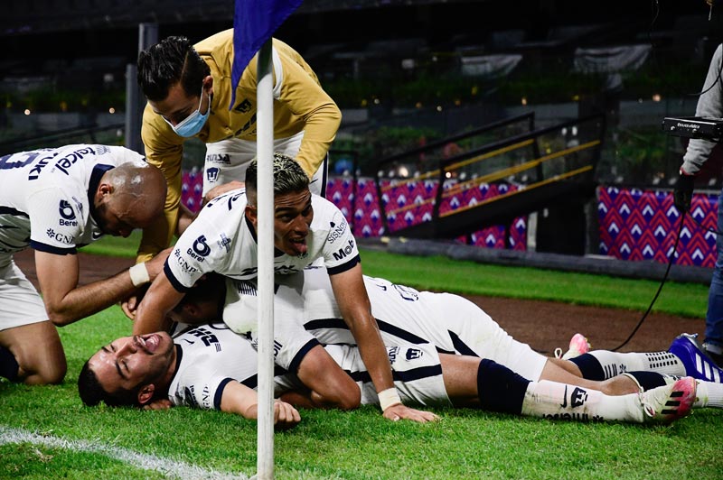 Futbolistas de Pumas celebrando un gol