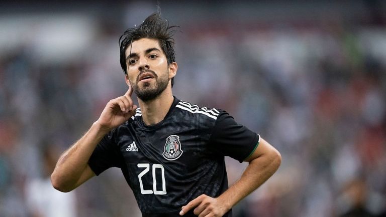 Rodolfo Pizarro en partido con la Selección 