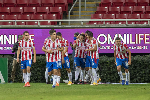 El delantero junto a sus compañeros tras el gol a Rayados