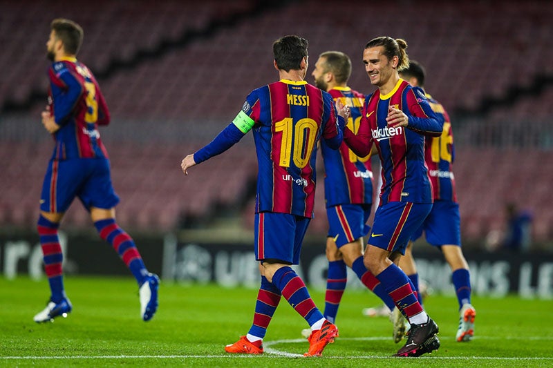 Messi y Griezmann festejan un gol en Camp Nou 