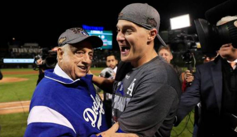 Lasorda celebrando el título de 2020 con los jugadores de los Dodgers