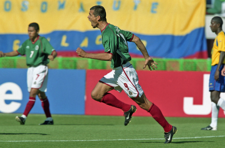 Jared Borgetti celebra gol en Mundial de 2002 ante Ecuador