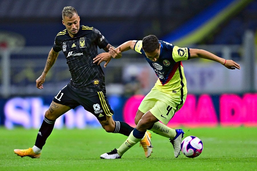 Sebastián Cáceres durante un partido con América