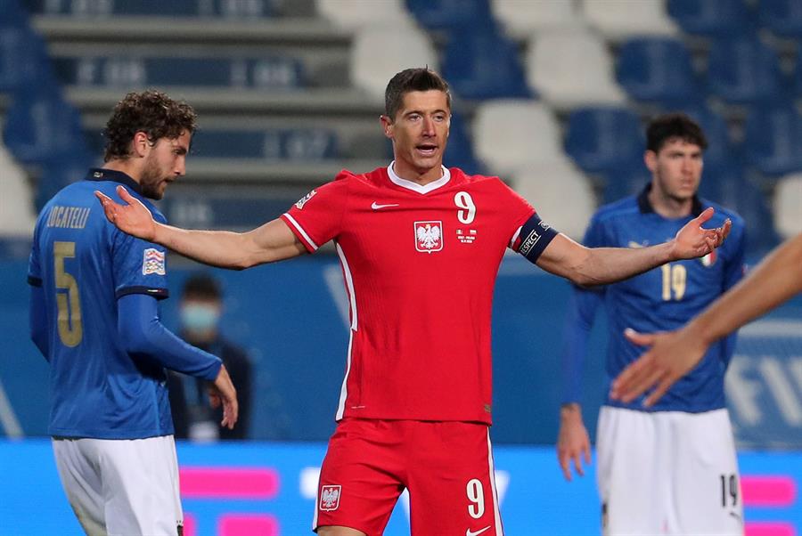 Robert Lewandowski en el partido contra Italia 