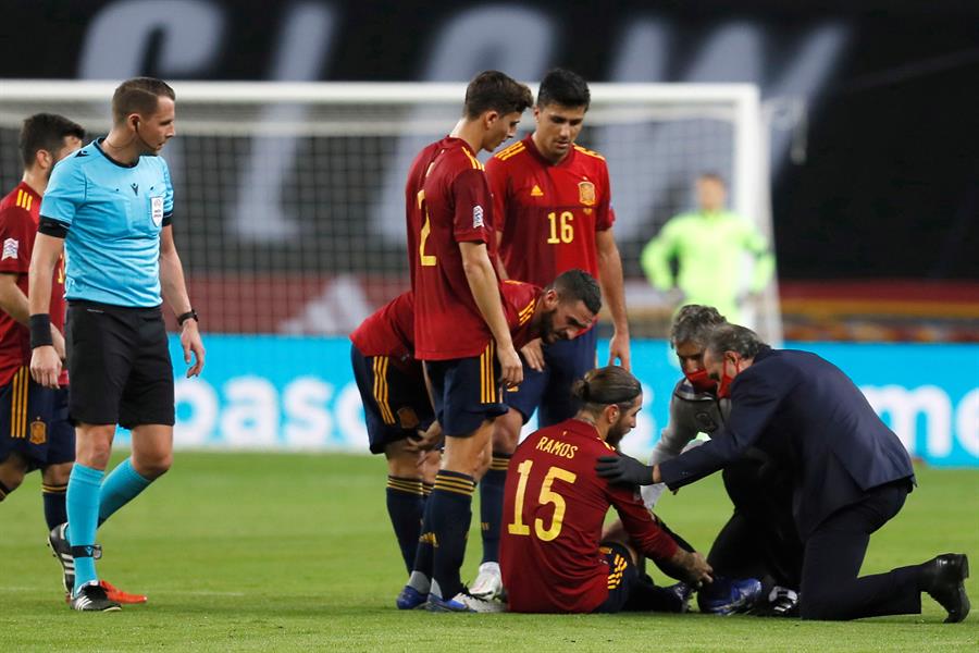 El zaguero recibe atención médica en el campo