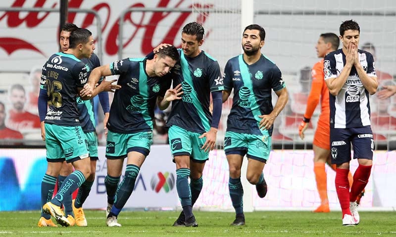 Santiago Ormeño festeja un gol con el Puebla 