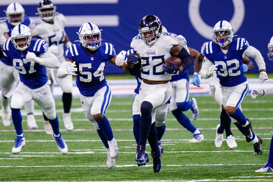 Derrick Henry en el partido entre Titans y Colts