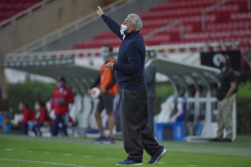 Leonardo Cuellar en un partido con América Femenil 