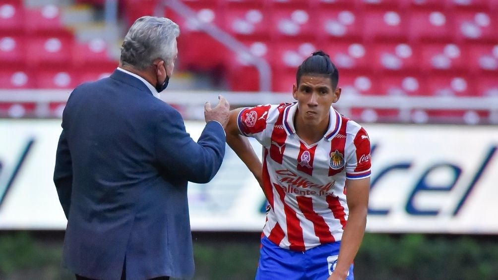 Uriel Antuna en partido con Chivas