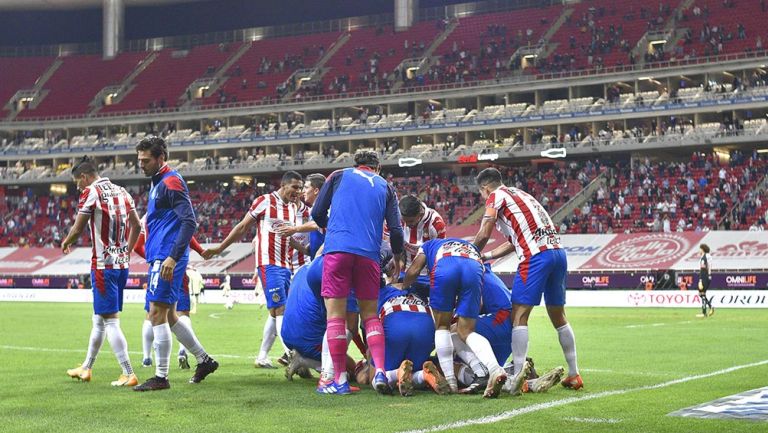 Jugadores de Chivas festejan gol contra América