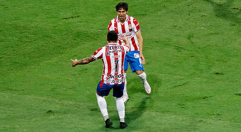 JJ Macías y Alexis Vega festejan un gol con Chivas 