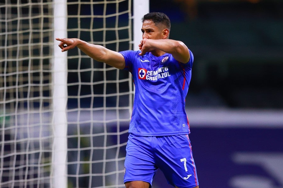 Luis Romo celebrando un gol con Cruz Azul