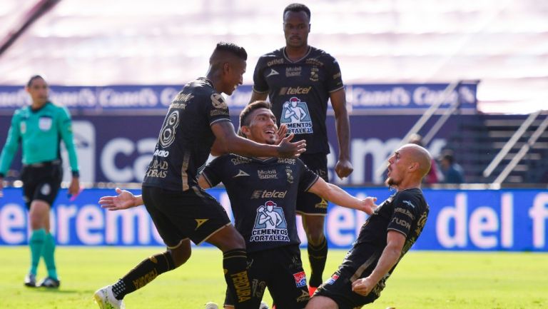 Jugadores de León celebran gol ante Atlético de San Luis