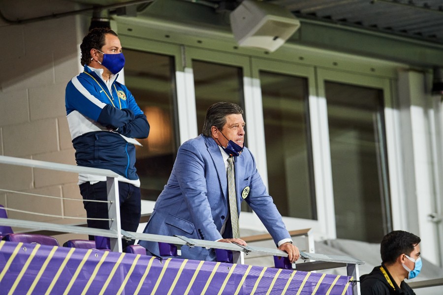 Miguel Herrera y Santiago Baños observando el partido entre América y LAFC