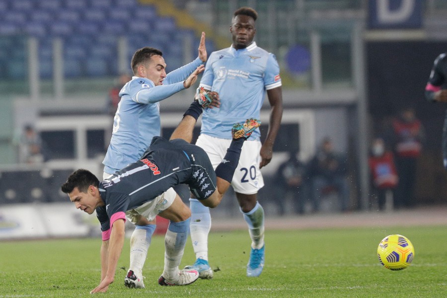 Hirving Lozano derribado en el partido entre Napoli y Lazio