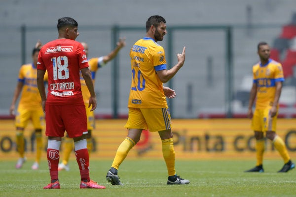 André-Pierre Gignac celebrando una de sus anotaciones ante Toluca