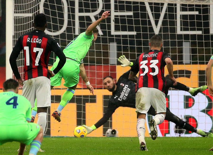 Donnarumma deteniendo el penal a Ciro Immobile