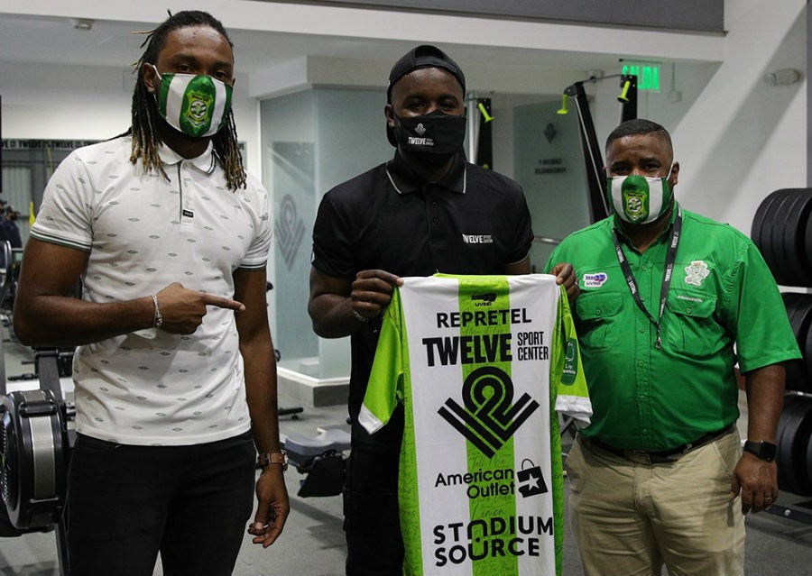 Campbell durante la presentación del patrocinio de Limón FC