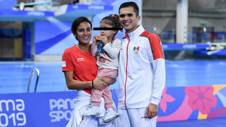 Paola Espinosa con su hija Ivana y su pareja Iván García