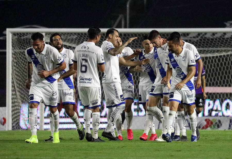 Jugadores de Puebla celebran gol