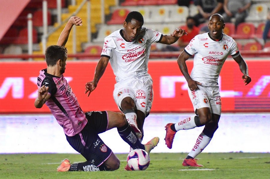 Angulo dispara a portería en juego ante Necaxa