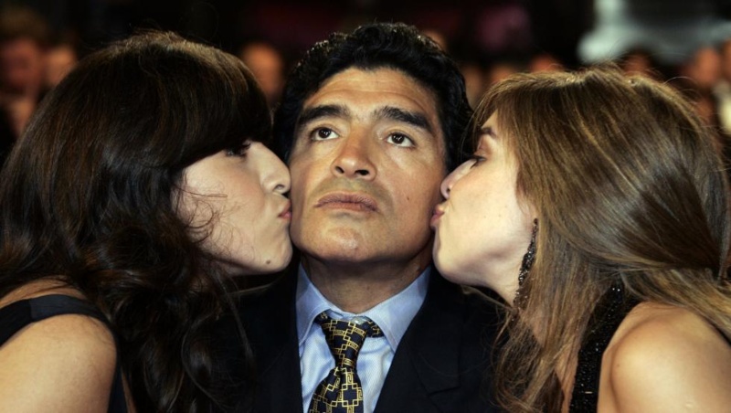 Diego Armando Maradona con sus hijas