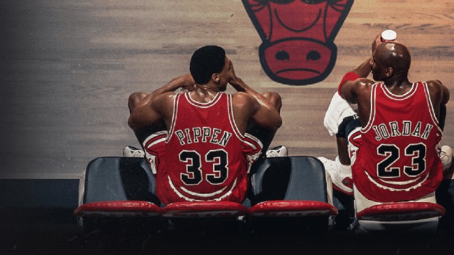 Jordan platica con Pippen en un juego de los Bulls en los 90's