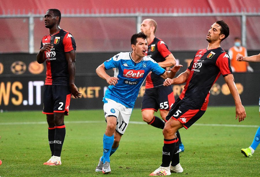 Chucky Lozano celebrando un gol con Napoli