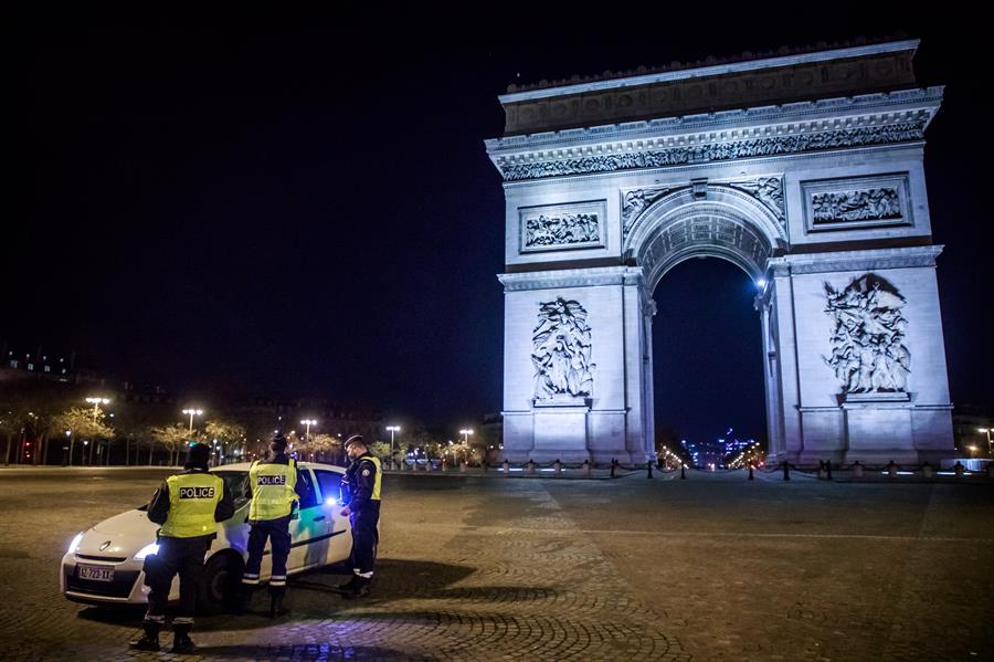 Francia recibió el año nuevo en confinamiento 