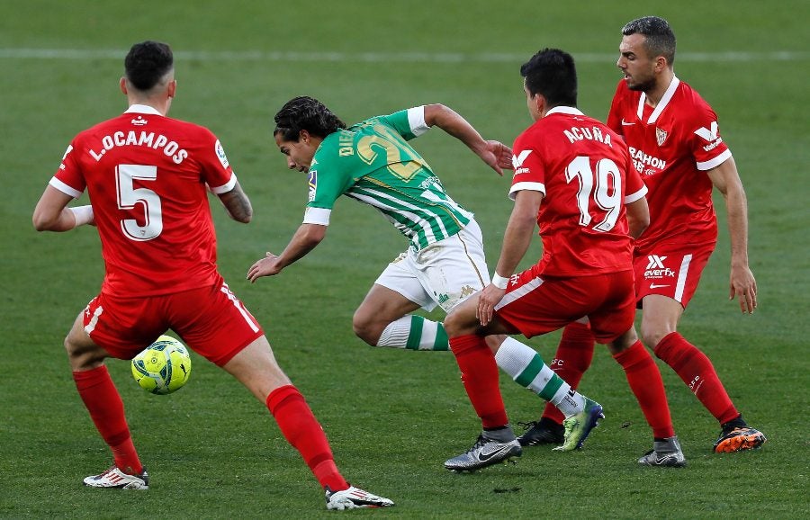 Diego Lainez marcado por tres jugadores del Sevilla