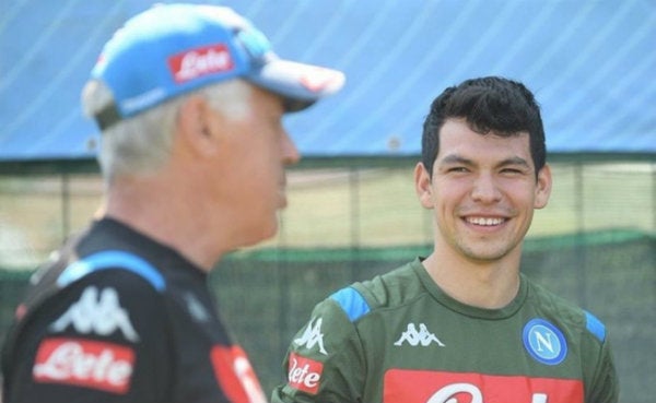 Ancelotti e Hirving Lozano en un entrenamiento con Napoli