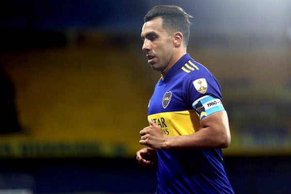 Carlos Tevez en acción con Boca Juniors ante Santos 