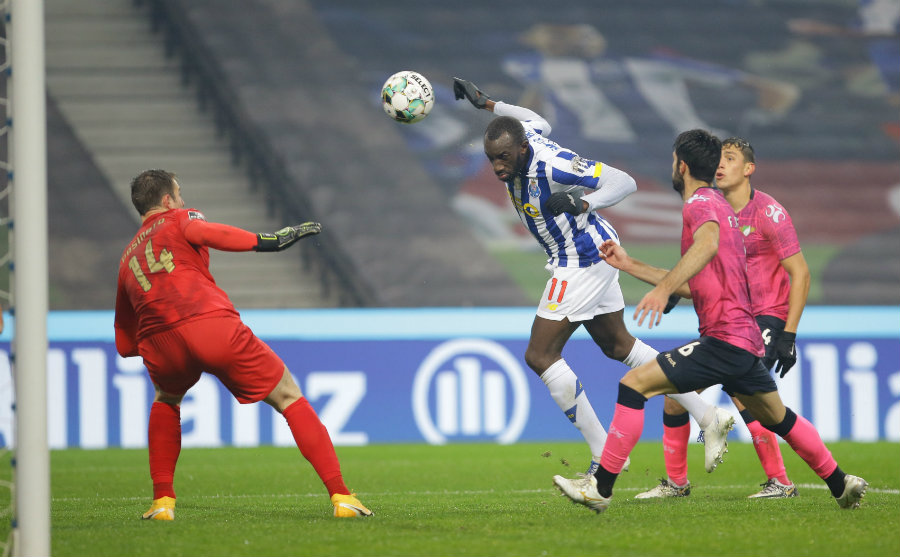 Moussa Marega remata en juego ante el Moreirense