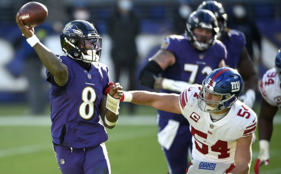 Lamar Jackson manda pase en juego ante Giants