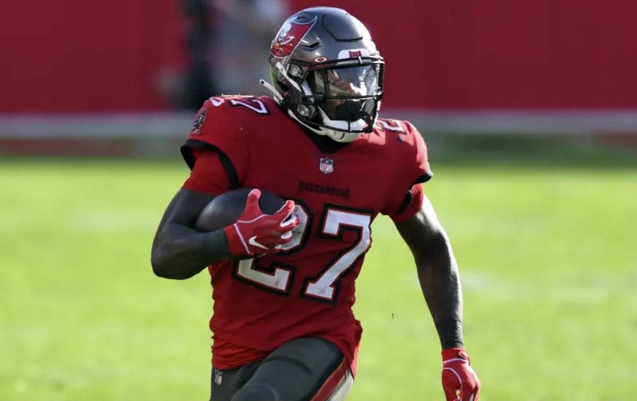 Ronald Jones acarrea el balón en juego de Buccaneers