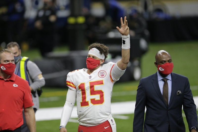 Mahomes saluda a la afición del estadio