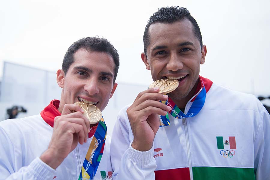Pacheco y Jahir Ocampo al ganar medalla de Oro en Barranquilla en 2018