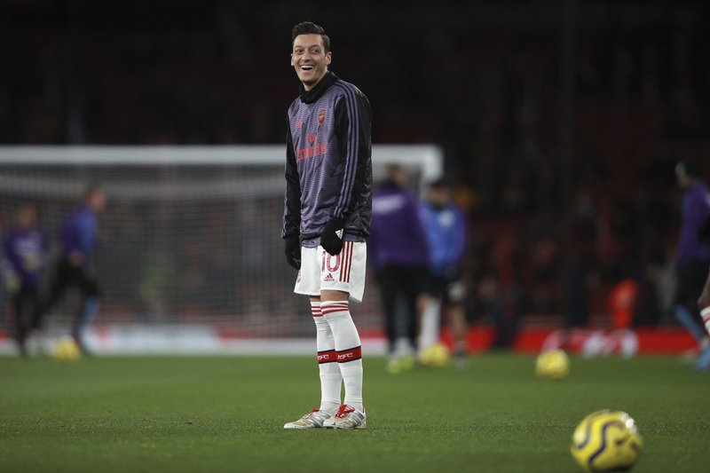 Mesut Özil calentando previo a un partido del Arsenal